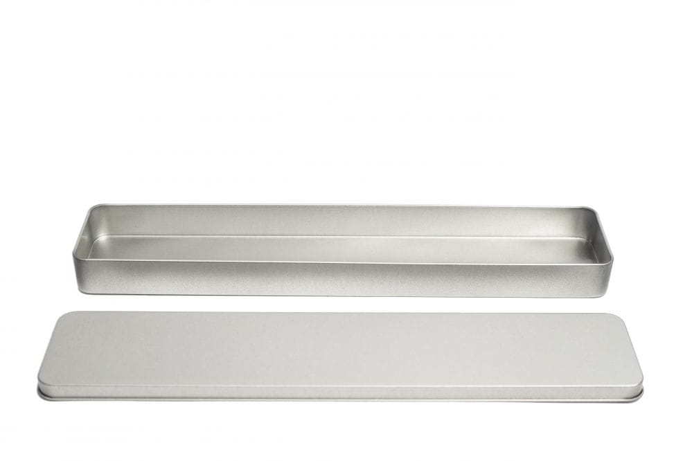 Boîte métallique allongée ouverte en métal couleur argent avec couvercle à pince amovible, fond neutre.