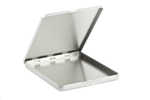 Boîte métallique carrée ouverte en tôle couleur argent avec couvercle à charnière, photographiée sur fond blanc.