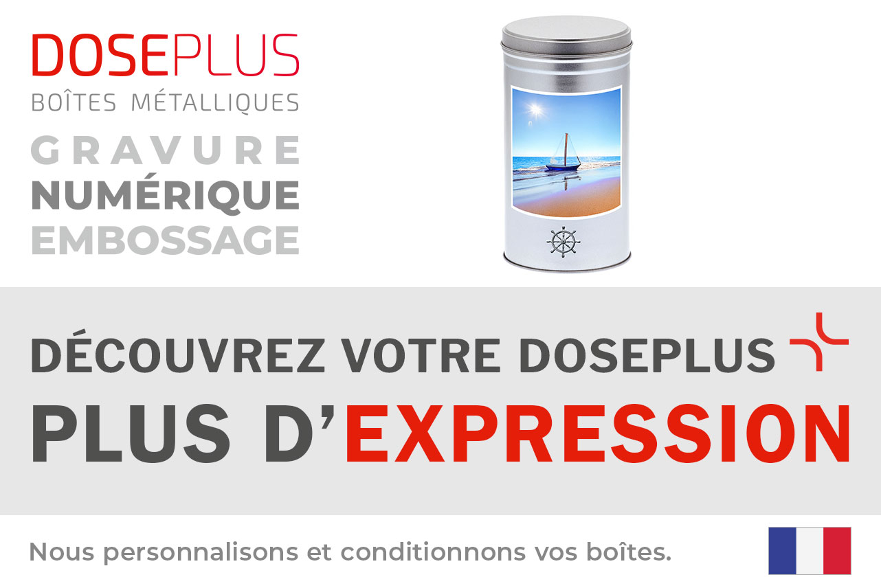 Boîte métallique ronde argentée Doseplus avec impression d'un voilier sur la plage. Texte : « Emballages métalliques – gaufrage, gravure laser, impression – Découvrez votre Doseplus, plus d'expression ».