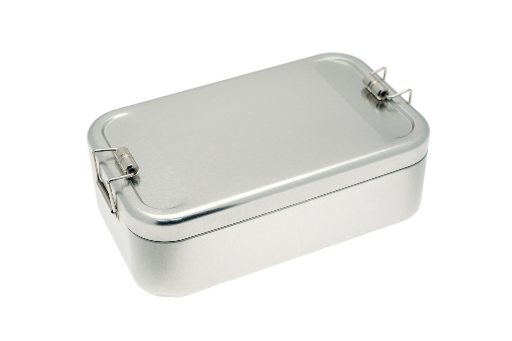 Boîte à lunch rectangulaire fermée en métal argenté avec deux fermetures à clips, fond blanc neutre.