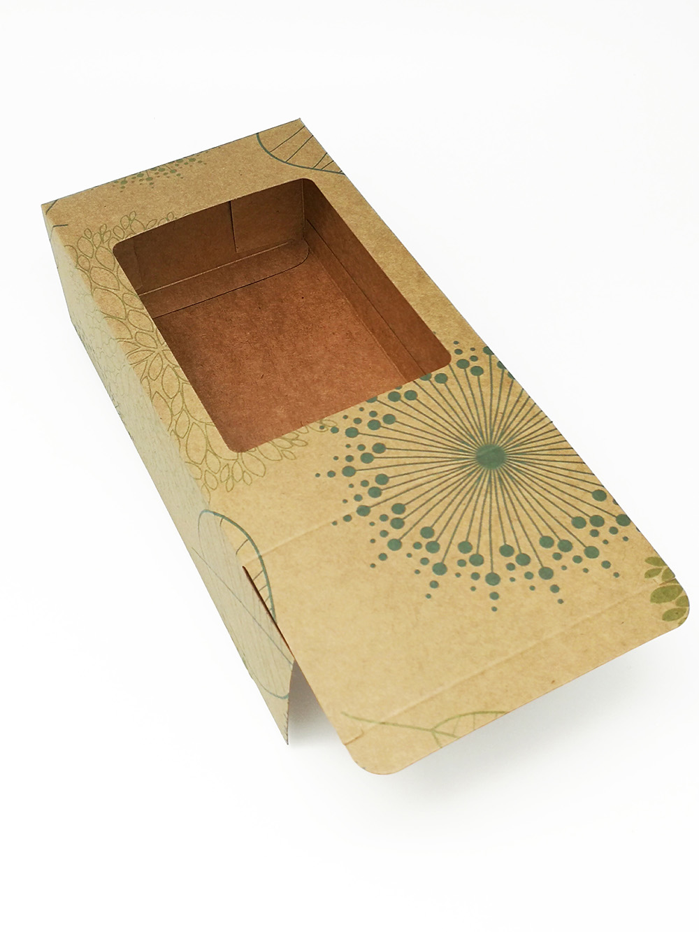 Emballage carton rectangulaire ouvert en carton recyclé marron avec motif nature vert et fenêtre transparente, photographié sur fond blanc.