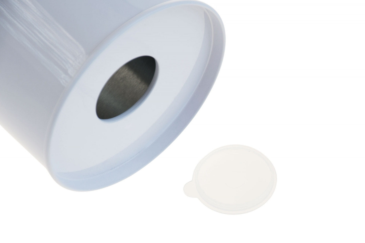 Tirelire ronde ouverte en métal laqué blanc avec verrou de fond en plastique retiré, sur fond blanc.
