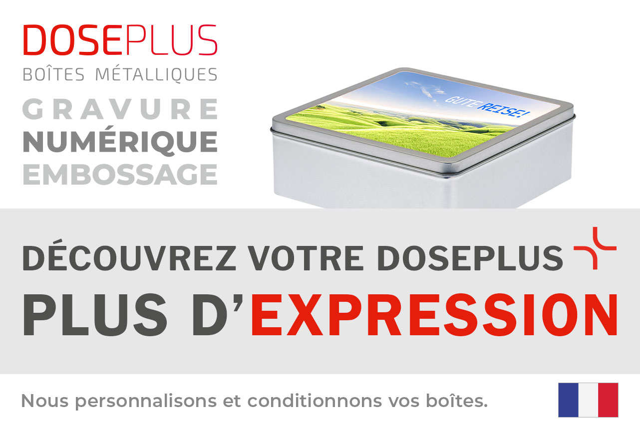 Boîte métallique carrée argentée Doseplus avec impression numérique colorée d'un paysage vert et texte « Gute Reise! ». Texte : « Emballages métalliques – gaufrage, gravure laser, impression – Découvrez votre Doseplus, plus d'expression ».