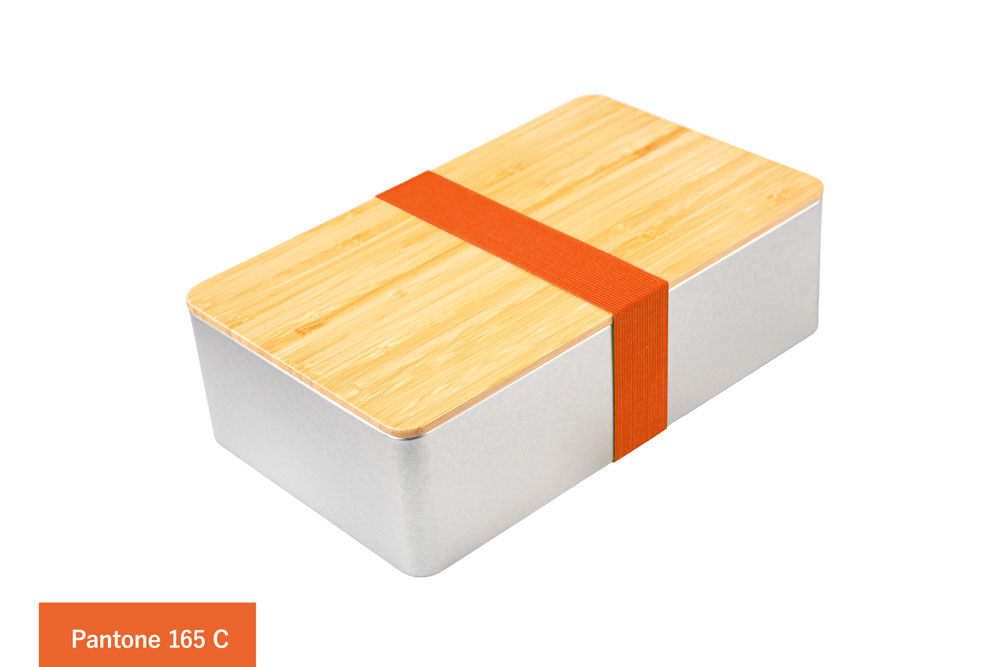 Boîte métallique carrée en métal couleur argentée avec couvercle en bambou, munie d'une teinte orange éclatante (Pantone 165 C), sur fond blanc.