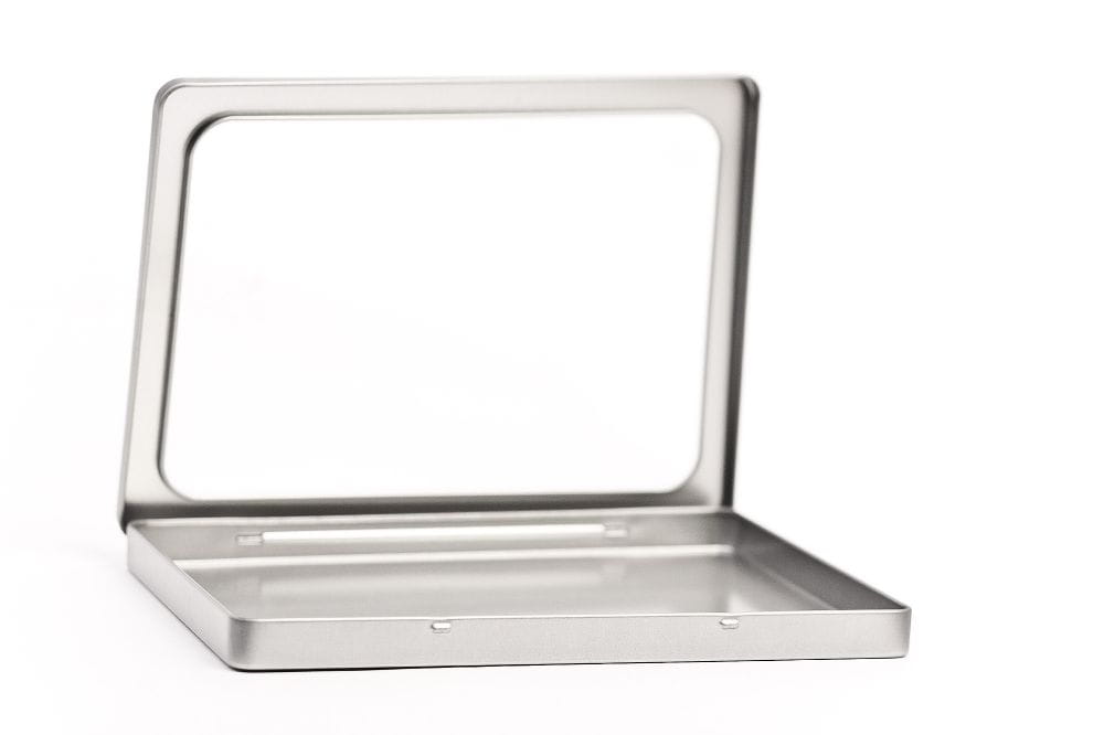 Boîte métallique DIN-A5 ouverte avec couvercle à charnière et grand fenêtre transparente, couleur argentée, présentée sur fond blanc.