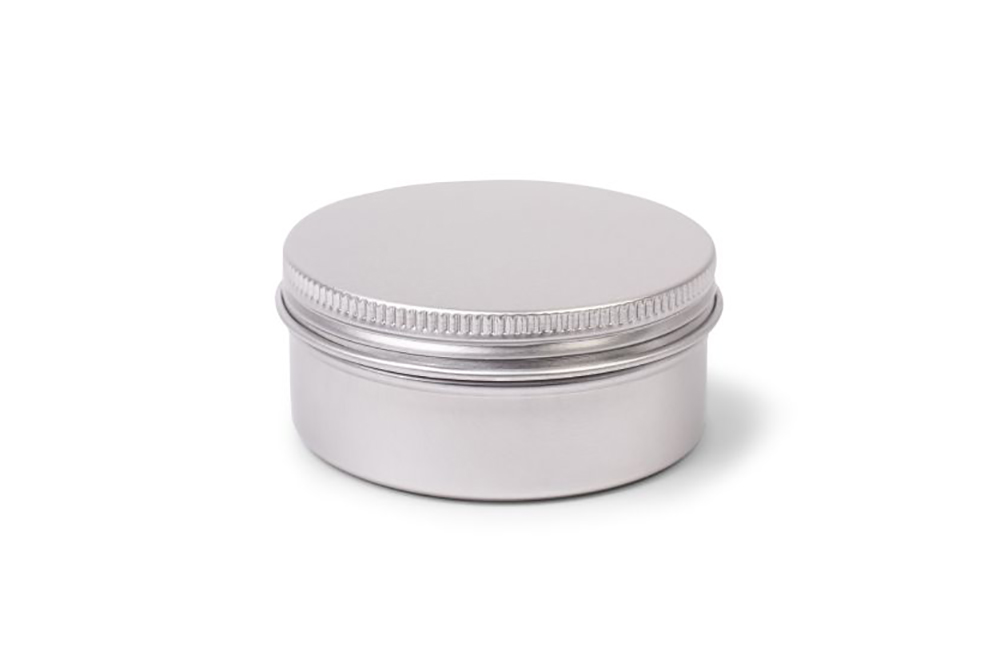 Boîte en aluminium argentée de 130 ml avec fermeture à vis cannelée, debout sur fond blanc, complètement fermée.