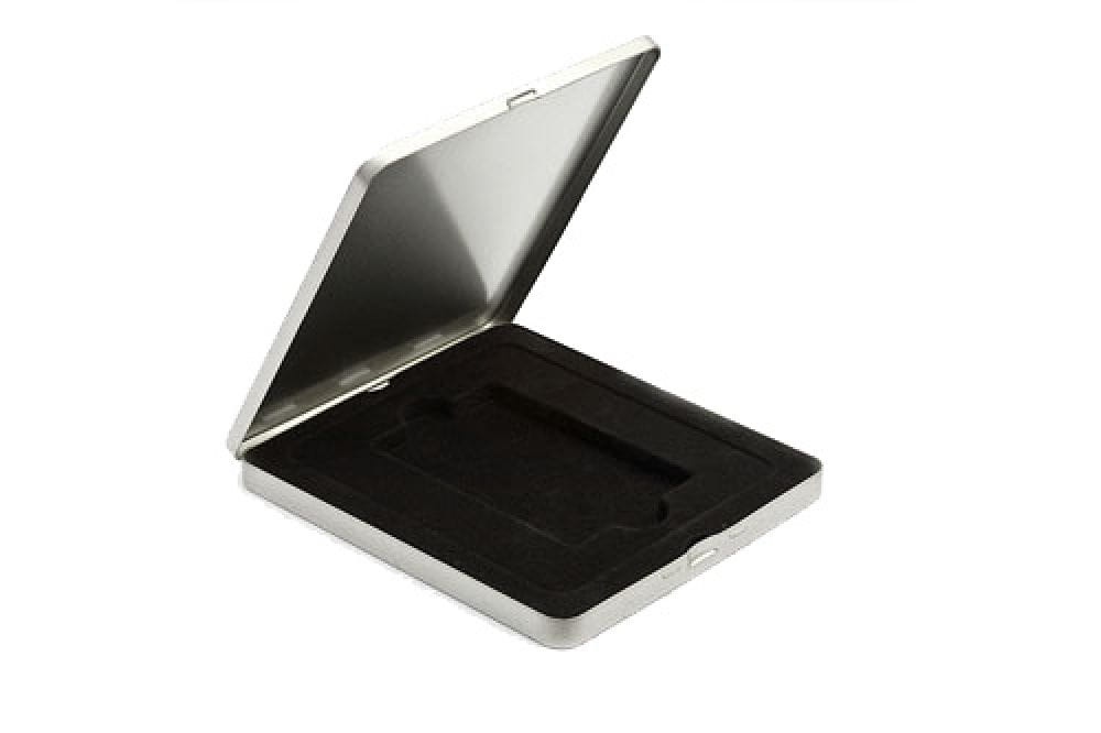 Boîte métallique carrée ouverte en métal couleur argent avec insert en mousse noire, convient pour cartes plastiques, photographiée sur fond blanc.