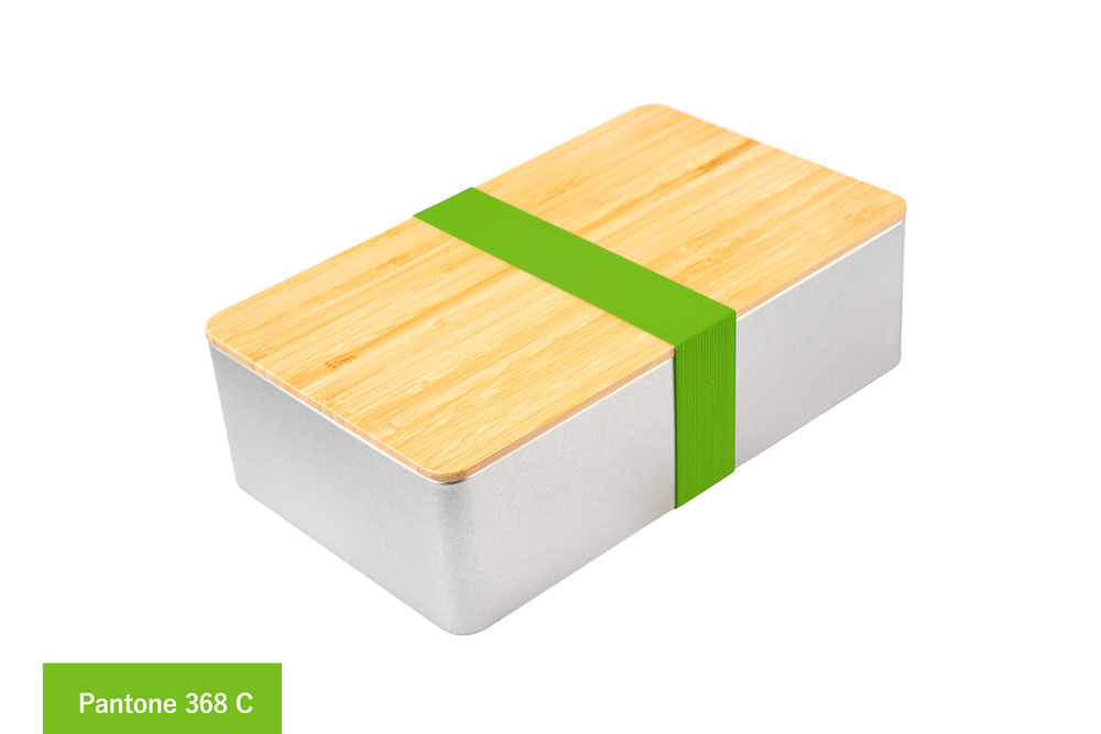 Boîte métallique carrée en métal couleur argentée avec couvercle en bambou, munie d'un vert frais (Pantone 368 C), sur fond blanc.