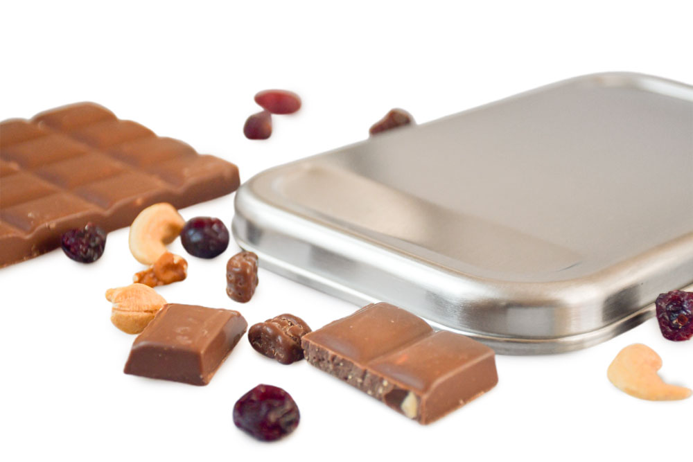 Gros plan du couvercle en acier inoxydable pour boîte à lunch avec chocolat, noix et fruits secs – couvercle de rechange haut de gamme en acier inoxydable