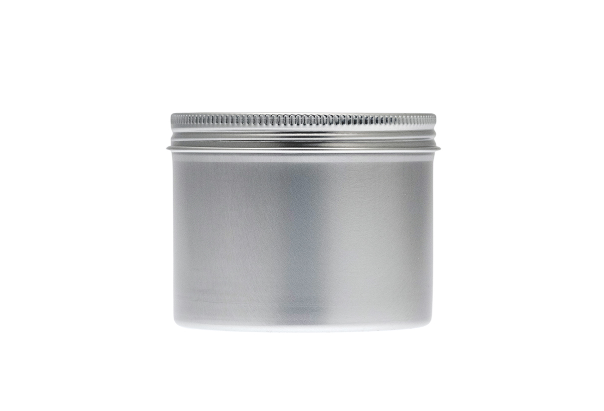 Boîte en aluminium cylindrique 200 ml avec couvercle à vis, prise de face. La boîte argentée a une surface lisse et un bord de couvercle cannelé.